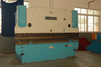Hydraulic bending machine